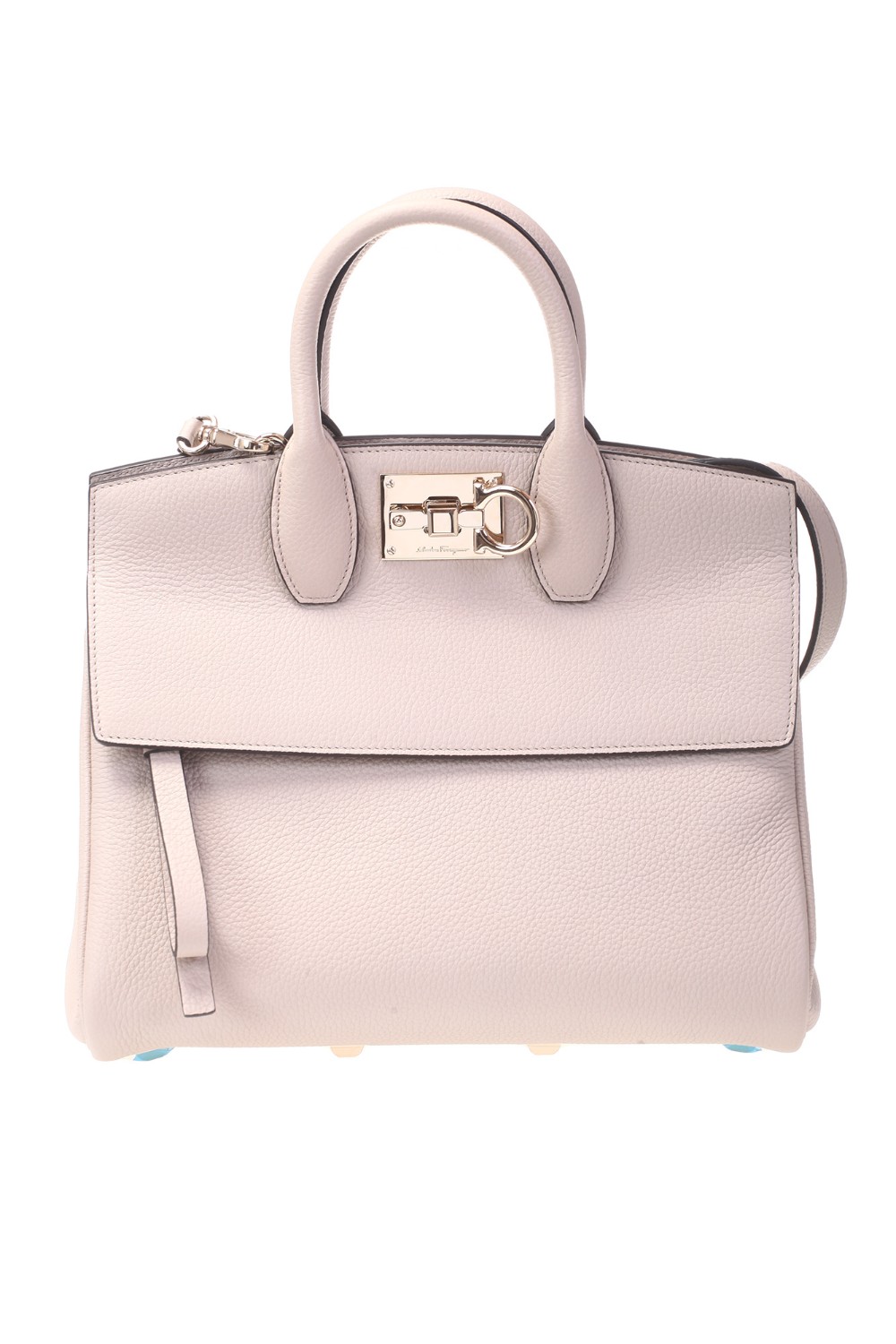shop SALVATORE FERRAGAMO  Borsa: Salvatore Ferragamo Studio bag misura small.
Grana naturale.
Priva di metalli.
Tasca frontale con zip.
Ampio comparto interno foderato.
Pochette rimovibile.
Chiusura metallica con dettaglio Gancini.
Fondo borchiato.
Tracolla rimovibile per indossarla anche cross body.
Dimensioni: Altezza 25 cm, Lunghezza 29 cm, Profondità 14 cm.
Composizione: 100% pelle di vitello.
Fabbricato in Italia.. 21H159 THE STUDIO-102757948 number 7458170